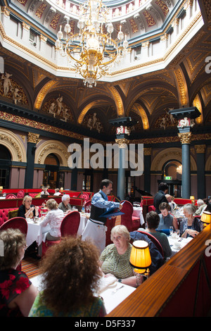 La salle à manger de l'Hôtel de la marine marchande, Belfast, Irlande du Nord. Banque D'Images