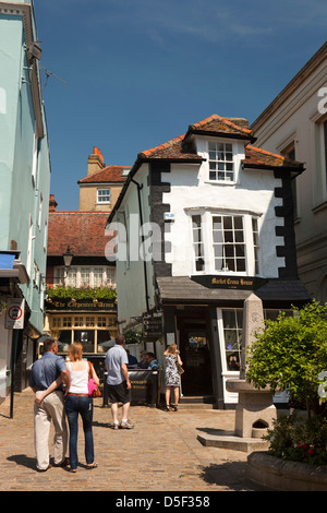 L'Angleterre, Berkshire, Windsor, High Street, les visiteurs à l'extérieur du marché crooked Cross House Banque D'Images