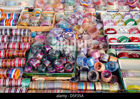 Divers bracelets colorés à Delhi, Inde Bazar Banque D'Images