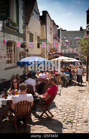 L'Angleterre, Berkshire, Windsor, Church Lane, diners en plein air Banque D'Images