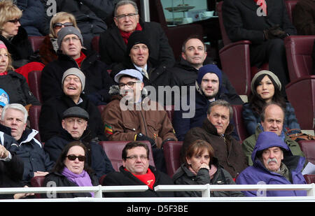 London, UK acteur et comédien regarder Arsenal v Lecture 30 mars 2013 EastEnders's Max Branning, acteur et grand fan d'Arsenal, Jake Wood (laineux gris hat), montres le jeu le long du comédien Jack Whitehall (bleu). Chapeau laineux Pic : Paul Marriott Photography Banque D'Images