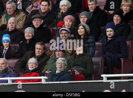 London, UK acteur et comédien regarder Arsenal v Lecture 30 mars 2013 EastEnders's Max Branning, acteur et grand fan d'Arsenal, Jake Wood (laineux gris hat), montres le jeu le long du comédien Jack Whitehall (bleu). Chapeau laineux Pic : Paul Marriott Photography Banque D'Images