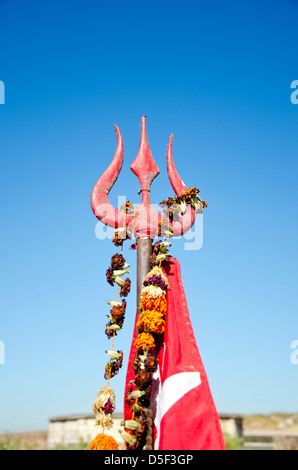 Dieu hindou Shiva trident sacré et de drapeaux rouges en Inde Banque D'Images