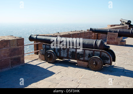 Canons historiques sur Mehrangarh Fort de Jodhpur, Rajasthan, India Banque D'Images