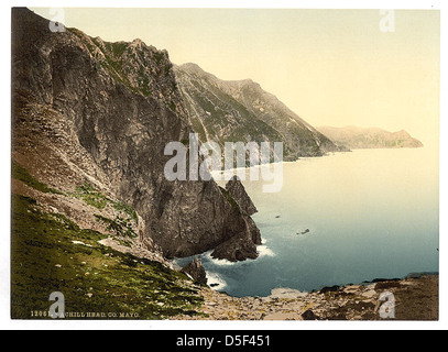 Une vue panoramique d'Achill Head dans le comté de Mayo, en Irlande, mettant en valeur la beauté naturelle de la côte accidentée. L'image capture les falaises spectaculaires et le paysage sauvage de cette région côtière irlandaise. Banque D'Images