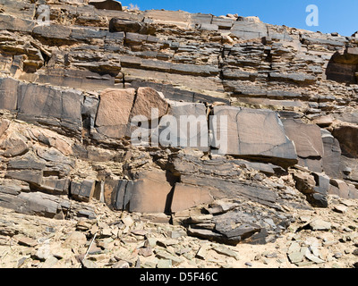 Wadi près de village de Ait Ouabelli où il y a un site d'art rupestre préhistorique, sur la route entre Akka et Icht au Maroc Banque D'Images