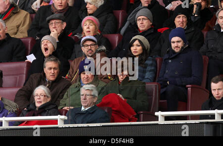 London, UK acteur et comédien regarder Arsenal v Lecture 30 mars 2013 EastEnders's Max Branning, acteur et grand fan d'Arsenal, Jake Wood (laineux gris hat), montres le jeu le long du comédien Jack Whitehall (bleu). Chapeau laineux Pic : Paul Marriott Photography Banque D'Images