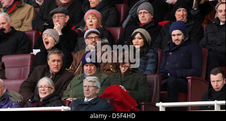 London, UK acteur et comédien regarder Arsenal v Lecture 30 mars 2013 EastEnders's Max Branning, acteur et grand fan d'Arsenal, Jake Wood (laineux gris hat), montres le jeu le long du comédien Jack Whitehall (bleu). Chapeau laineux Pic : Paul Marriott Photography Banque D'Images