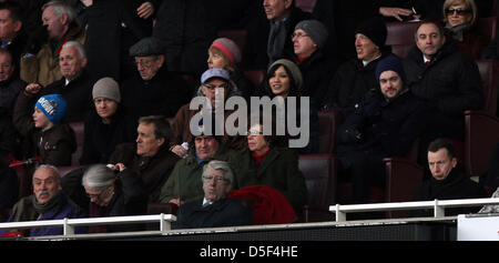 London, UK acteur et comédien regarder Arsenal v Lecture 30 mars 2013 EastEnders's Max Branning, acteur et grand fan d'Arsenal, Jake Wood (laineux gris hat), montres le jeu le long du comédien Jack Whitehall (bleu). Chapeau laineux Pic : Paul Marriott Photography Banque D'Images