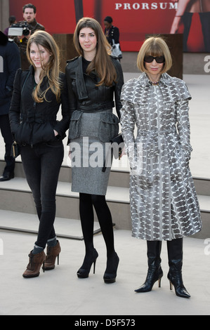 Anna Wintour arrive pour la collection de mode Burberry Prorsum lors de la London Fashion Week. Banque D'Images