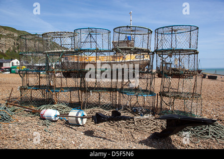La pêche ou des casiers à homard sur Hastings Beach Banque D'Images