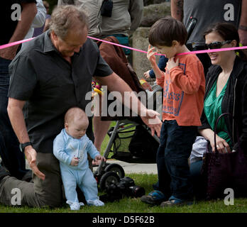 30 mars 2013 - Dana Point, Californie, États-Unis - LIAM EDISON MC KIERNAN, 14 semaines, les premiers pas, en passant à ramper ! Avec l'aide de son frère Sean EMERSON MC KIERNAN, 4, et fiers parents SCOTT ET KELLY MC KIERNAN. Comme la chasse aux Œufs de Pâques dans le parc de pins se prépare. Un mir trois minutes, ce dernier la jeunesse ou Capo Beach a obtenu tout le butin ! Liam Bébé à peine remarqué comme il a été cité comme disant 'Goo !' beaucoup plus ciblée et à essayer de marcher. (Crédit Image : © David Bro/ZUMAPRESS.com) Banque D'Images