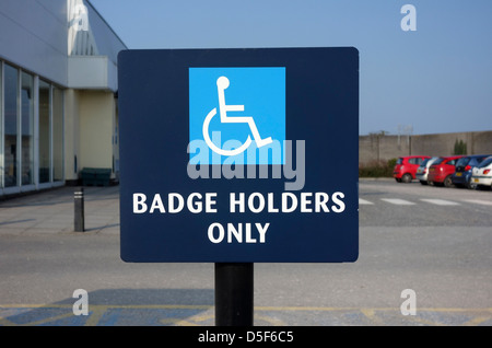 Un des conducteurs handicapés parking sign dans un supermarché Banque D'Images