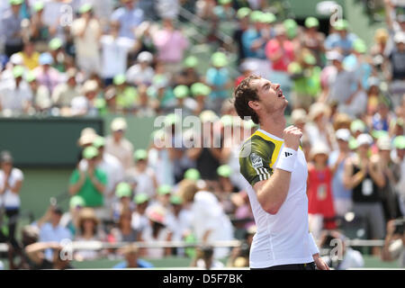 Miami, Floride, USA. 31 mars, 2013. Andy Murray de Grande-bretagne célèbre sa victoire contre David Ferrer, championnat d'Espagne pendant la journée 14 de la Sony Open 2013. Banque D'Images