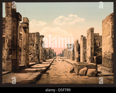 Une photographie historique de la rue Fortuna à Pompéi, en Italie, montrant le paysage de rue de l'ancienne ville romaine préservé grâce aux efforts archéologiques. Banque D'Images