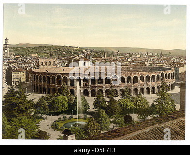 Cette photographie capture l'arène de Vérone, en Italie, un ancien amphithéâtre romain connu pour son importance historique et architecturale dans la ville. Banque D'Images