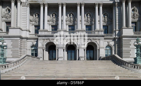 Vue ouest du Jefferson Building de la Library of Congress, une structure néoclassique historique située à Washington, D.C. qui met en valeur son architecture impressionnante et l'approche grandiose du bâtiment. Banque D'Images