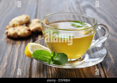 Tasse à thé à la Menthe et citron sur fond de bois Banque D'Images
