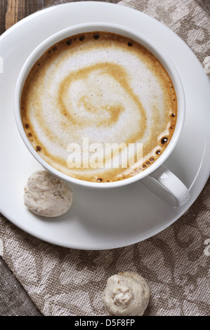 Tasse de café avec plus de biscottes aux amandes fond de bois Banque D'Images