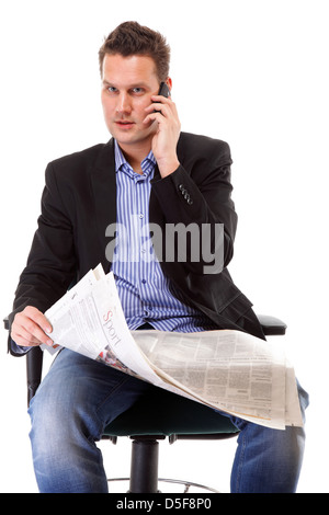 Jeune homme se lit tout en téléphonant à la recherche d'emploi journal fond blanc Banque D'Images