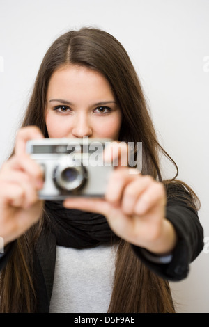 Beau jeune artiste tenant son film retro photo appareil photo. Banque D'Images