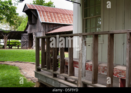 Vue du magasin général Steele (1870) à Cooper Barn (1930), Musée d'histoire d'Ozark Shiloh, Springdale, Arkansas Banque D'Images
