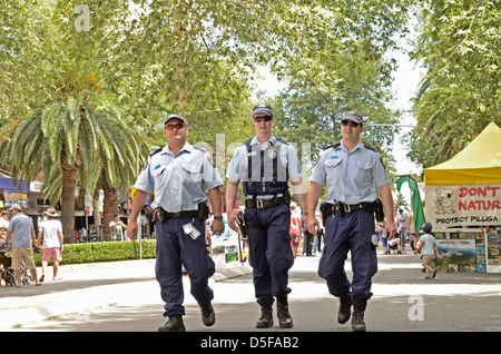 3 policiers australiens en patrouille, Festival de Musique Country de Tamworth Banque D'Images