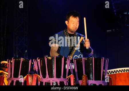 Penang, Malaisie. 30 mars, 2013. Groupe de musique Dagaya de Nagoya, au Japon, avec des instruments traditionnels japonais à Penang World Music Festival 2013, Jaridn Botanique de Penang, Quarry Park, Penang, Malaisie. (Photo de Robertus/Pudyanto AFLO/Alamy Live News) Banque D'Images