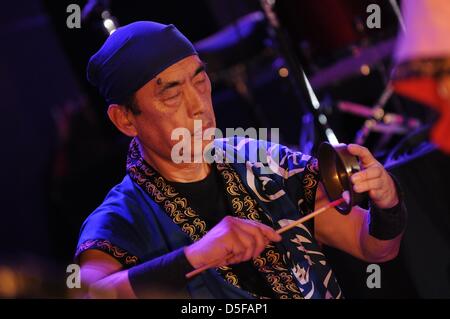 Penang, Malaisie. 30 mars, 2013. Groupe de musique Dagaya de Nagoya, au Japon, avec des instruments traditionnels japonais à Penang World Music Festival 2013, Jaridn Botanique de Penang, Quarry Park, Penang, Malaisie. (Photo de Robertus/Pudyanto AFLO/Alamy Live News) Banque D'Images