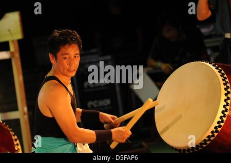 Penang, Malaisie. 30 mars, 2013. Groupe de musique Dagaya de Nagoya, au Japon, avec des instruments traditionnels japonais à Penang World Music Festival 2013, Jaridn Botanique de Penang, Quarry Park, Penang, Malaisie. (Photo de Robertus/Pudyanto AFLO/Alamy Live News) Banque D'Images