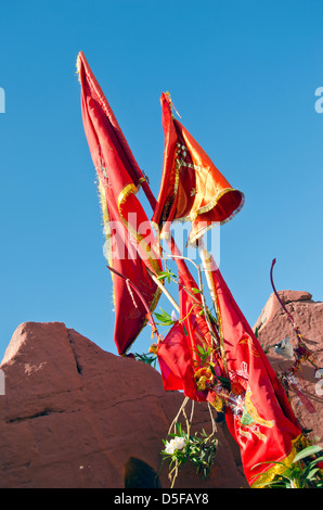 Temple de Shiva de drapeaux rouges en ville du Rajasthan Jodhpur, Inde Banque D'Images