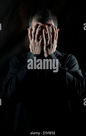 L'homme déprimé head in hands Banque D'Images