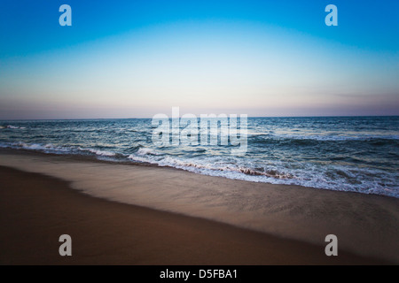 Les vagues sur la plage, Chennai, Tamil Nadu, Inde Banque D'Images