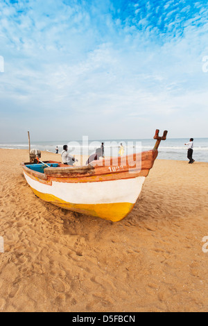 Les touristes à proximité d'un bateau sur la plage, Chennai, Tamil Nadu, Inde Banque D'Images