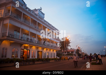 Scène de rue au crépuscule, Pondicherry, India Banque D'Images