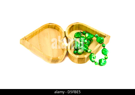 Forme coeur boîte cadeau en bois avec des bijoux isolated on white Banque D'Images
