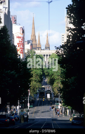 L'Australie, Victoria, Melbourne, à Bourke Street vers le bas à l'égard du Parlement et de la Cathédrale St Patrick. Banque D'Images