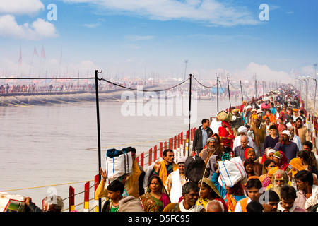 Pèlerins traversant le pont pendant la première baignoire royale procession en festival Kumbh Mela, Allahabad, Uttar Pradesh, Inde Banque D'Images