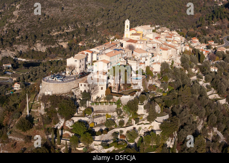 VUE AÉRIENNE.Village médiéval perché.La Roquette-sur-Var, Alpes-Maritimes, arrière-pays de la Côte d'Azur, France. Banque D'Images