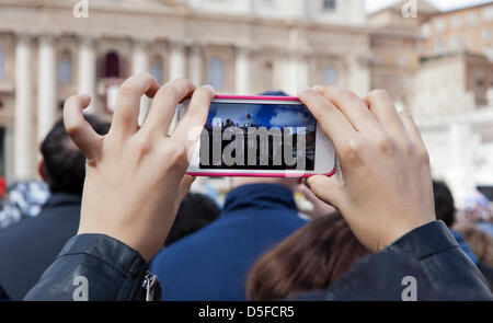 Le Vatican. 31 mars, 2013. Le pape François effectue son service le jour de Pâques sur la Place Saint-Pierre au Vatican. Crédit : Stephen Bisgrove/Alamy Live News Photographie de Saint Pierre avec un iPhone Banque D'Images