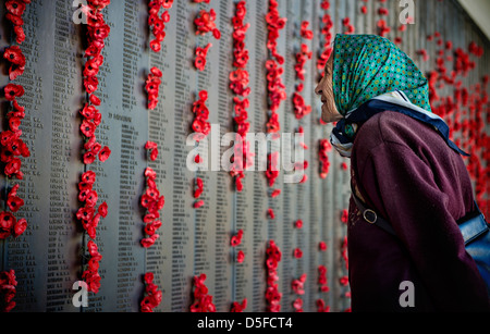 Veuve de guerre âgée se souvient de son mari au Monument commémoratif de guerre à Canberra, Australie Banque D'Images