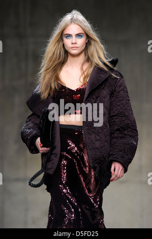 Modèle Cara Delevingne britannique à la collection unique lors de la London Fashion Week. Banque D'Images