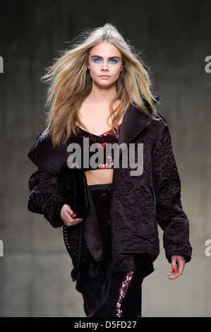 Modèle Cara Delevingne britannique à la collection unique lors de la London Fashion Week. Banque D'Images