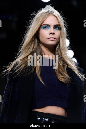 Modèle Cara Delevingne britannique porte une collection unique de la conception lors de la London Fashion Week, Dimanche 17 Février, 2013, Londo Banque D'Images