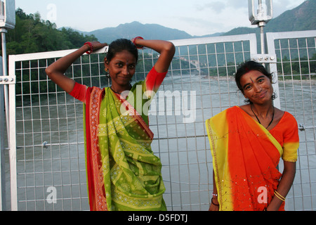 Deux pèlerins prennent une pause sur Shivenand Bridge à Rishikesh. Banque D'Images