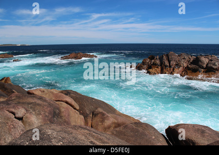 Les projections de l'Océan indien sur les formations de roche sédimentaire de gneiss à Canal rocks sur la côte sud-ouest de l'ouest de l'Australie sur un beau jour à l'automne. Banque D'Images