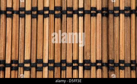 Une photographie du gros plan d'un napperon en bois dans un style japonais. La couture noir accentue les frontières Banque D'Images