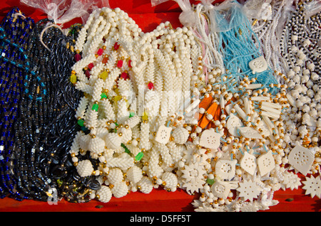 Verre et divers bijoux en os de chameau de la rue du marché, de l'Inde Banque D'Images