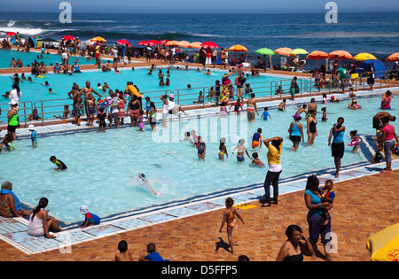 Sea Point Pavilion occupé avec personnes à Cape Town - Afrique du Sud Banque D'Images