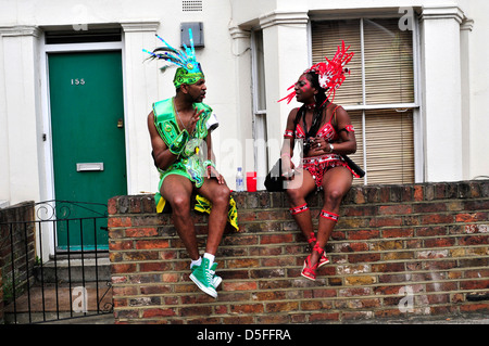 Deux interprètes de parler alors qu'ils sont en attente de rejoindre leur position flottante pour démarrer. Notting Hill Carnival. London, UK Banque D'Images